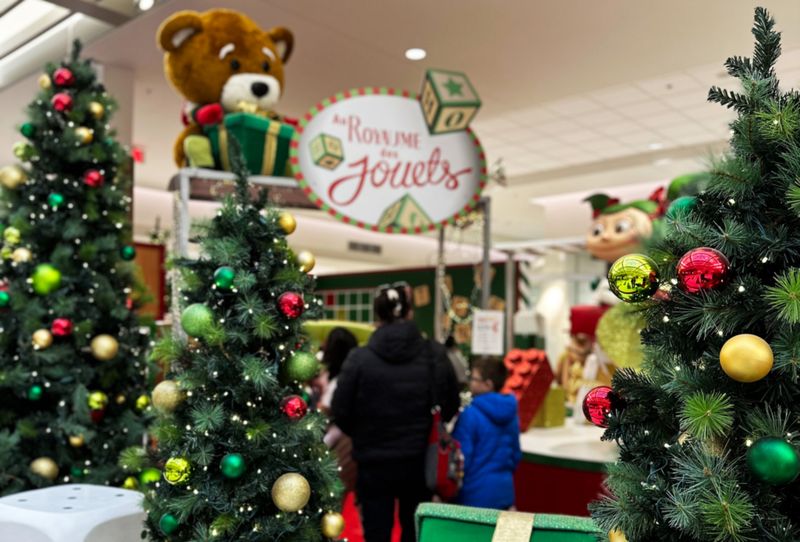 Aux Galeries Terrebonne, l’entrée du décor sous l’enseigne « Au Royaume des Jouets » : sapins décorés, ourson géant et lutin