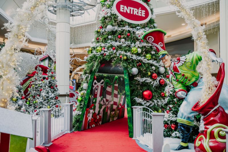 À Place Rosemère, l’entrée du décor du père Noël : un grand sapin décoré, un tapis rouge et un personnage géant